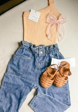 Load image into Gallery viewer, Fleur Peach Daisy Bow
